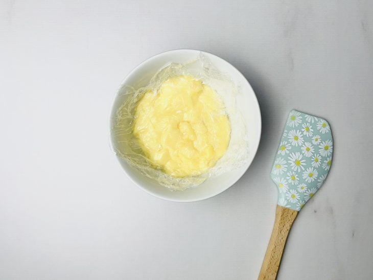 Creme reservado em um recipiente de vidro.