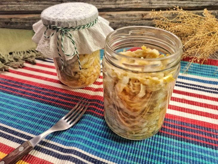 Um pote com chucrute de acelga.