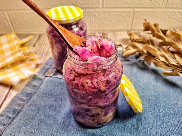 Dois potes contendo chucrute de repolho roxo.