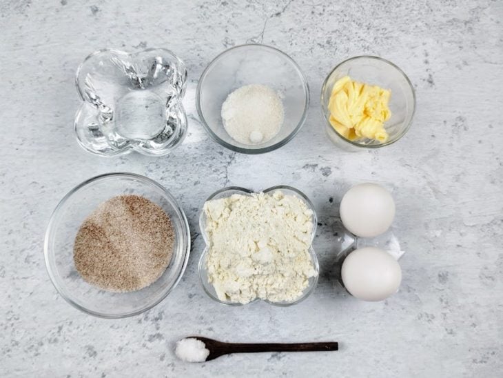 Uma bancada com os ingredientes separados.