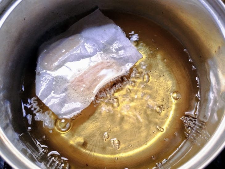 Uma panela com óleo e churros sendo frito.