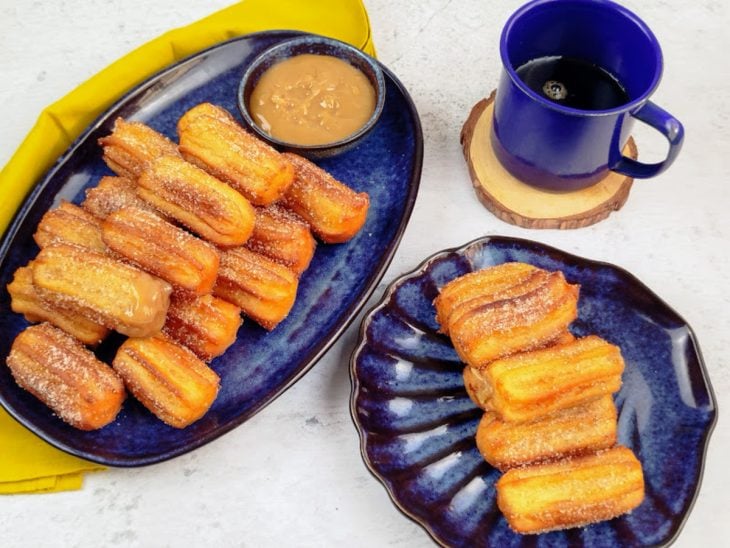Pratos contendo churros.