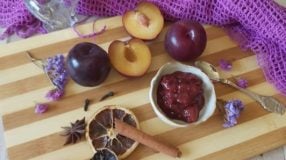 Chutney de ameixa vermelha com especiarias