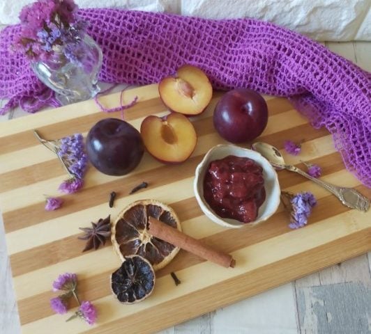 Chutney de ameixa vermelha com especiarias