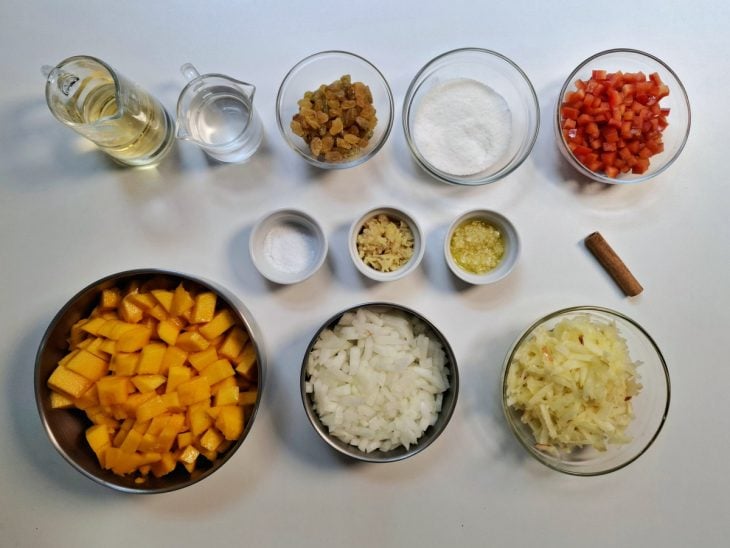 Uma bancada com os ingredientes da receita.