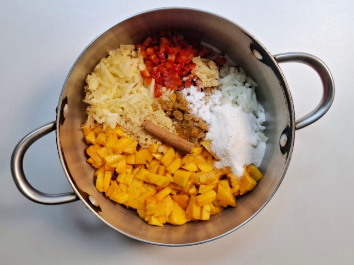 Uma panela com todos os ingredientes do chutney de manga.