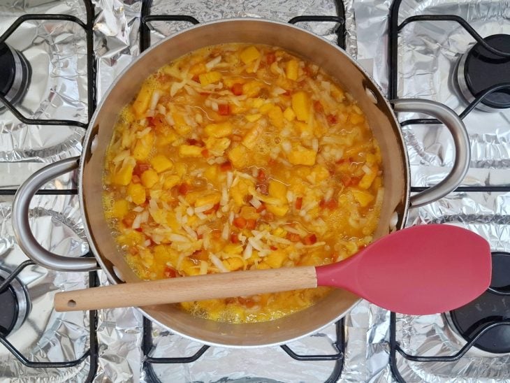 Uma panela com o chutney a cozinhar no fogo.