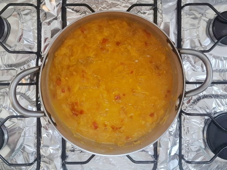 Uma panela com o chutney a cozinhar no fogo.