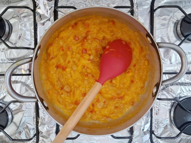 Uma panela com o chutney após o cozimento.