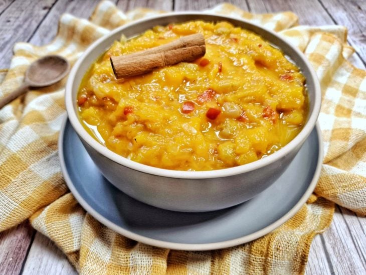 Uma tigela com o chutney de manga.