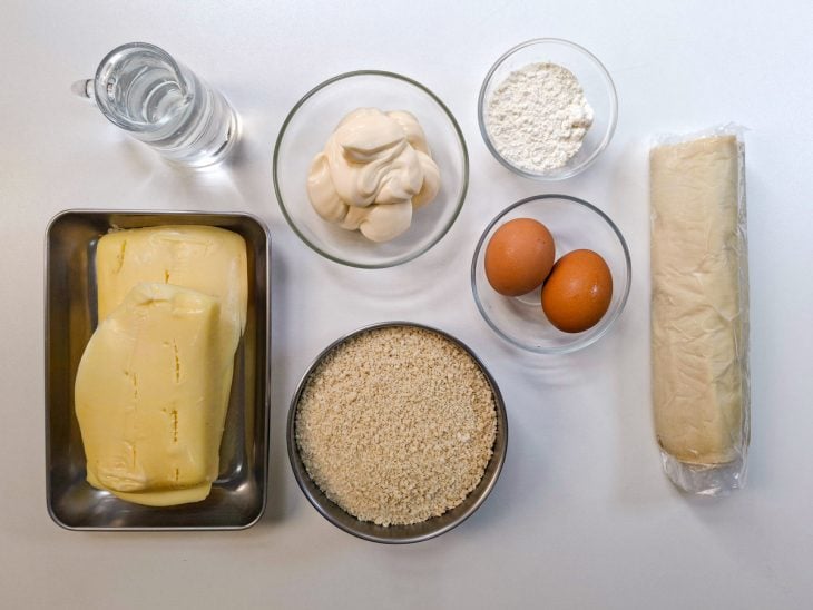Ingredientes separados sobre a bancada.