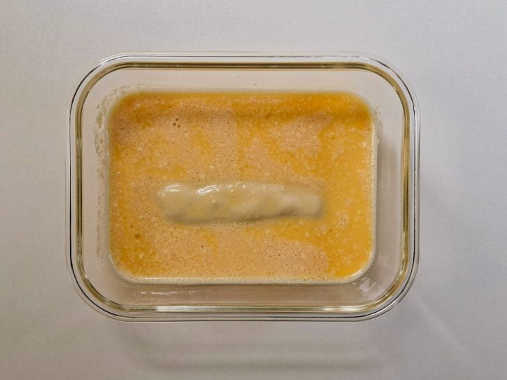 Mistura para empanar sendo preparada.