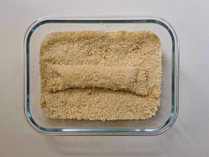 Cigarretes sendo empanados na panko.