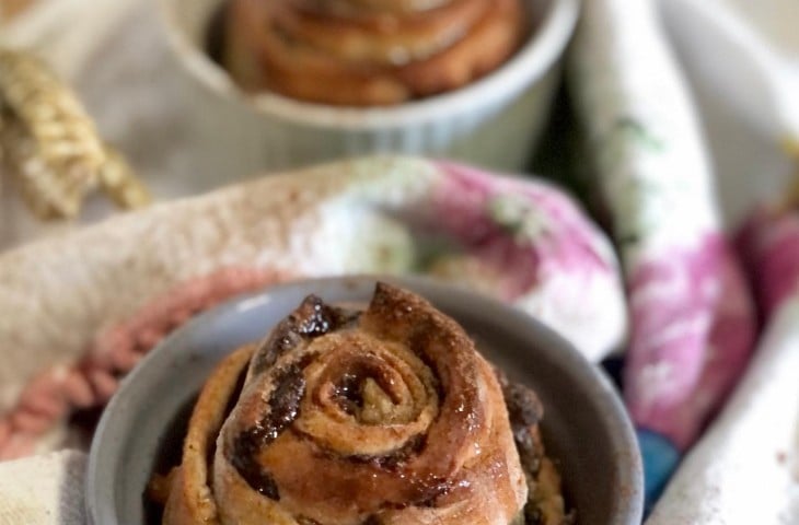 Cinnamon roll com tâmaras
