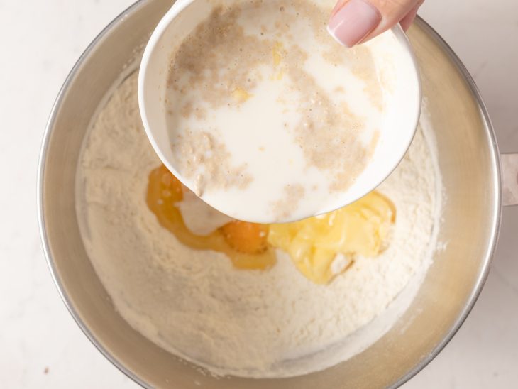 Mistura de fermento e leite adicionada a tigela.