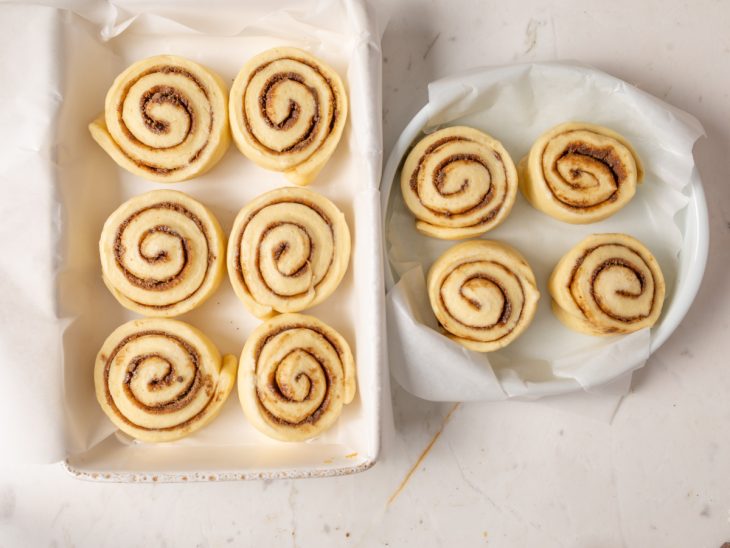 Cinnamon rools em duas assadeiras.