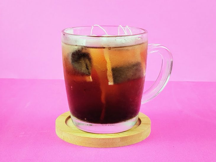 Sachês em infusão numa caneca.