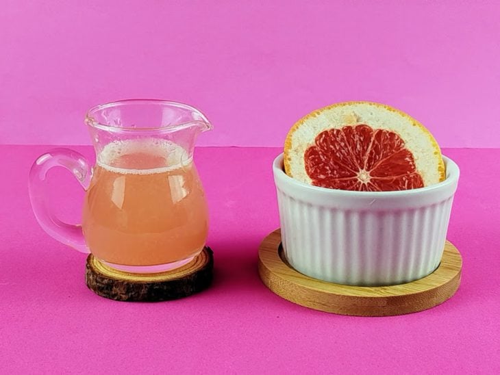 Suco de toranja em um recipiente e rodelas em outro.