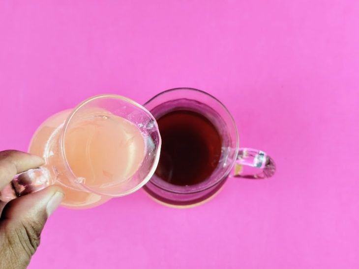 Suco de toranja despejado no chá.