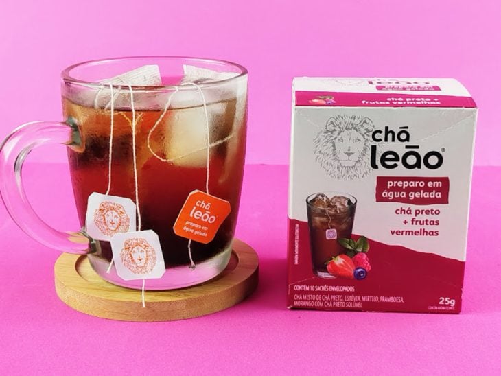 Sachês em infusão numa caneca.