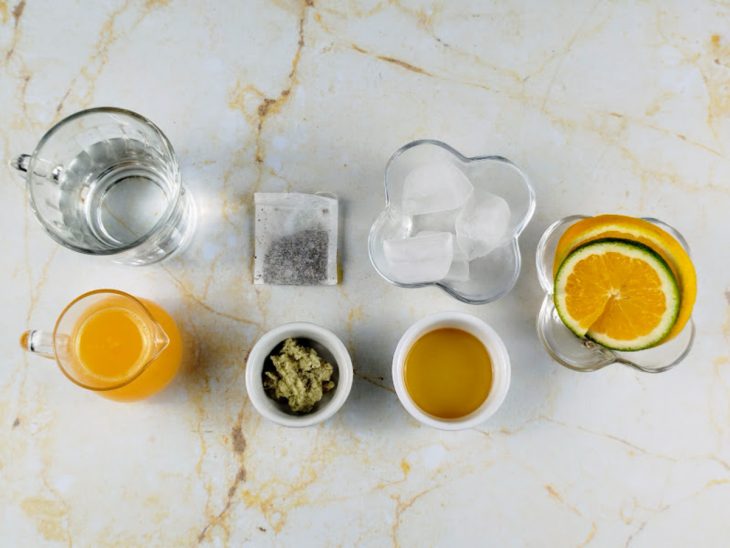 Ingredientes reunidos em uma bancada.