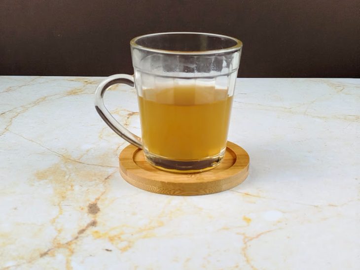 Chá esfriando em uma xícara de vidro.