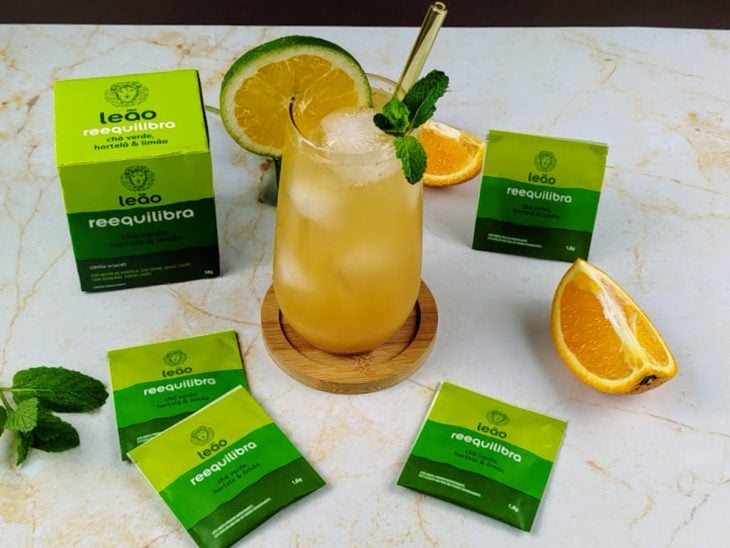 Citrus morning pronto para consumo em um copo de vidro.