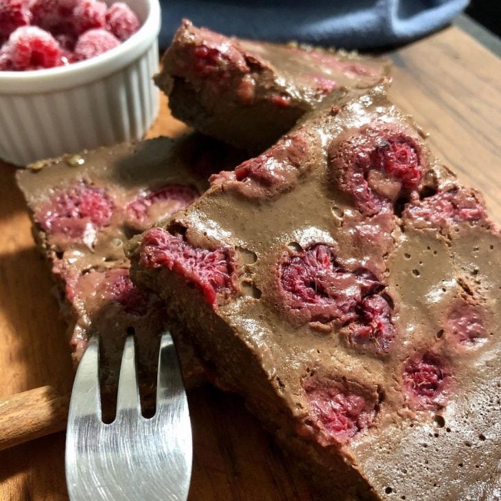 Clafoutis de chocolate com framboesa