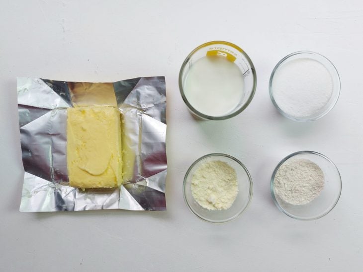 Uma bancada com os ingredientes separados.