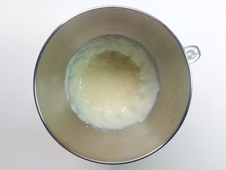 Um recipiente contedmo creme branco doce.