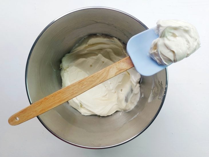 Um recipiente contendo cobertura buttercream.