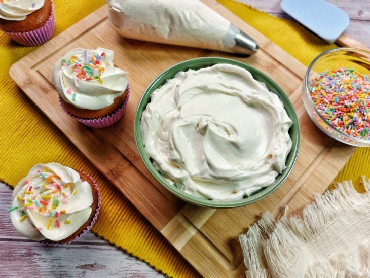 Um recipiente contendo cobertura buttercream.