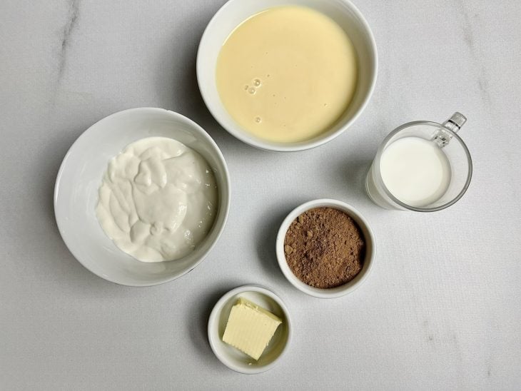 Ingredientes para a receita reunidos em uma superfície.