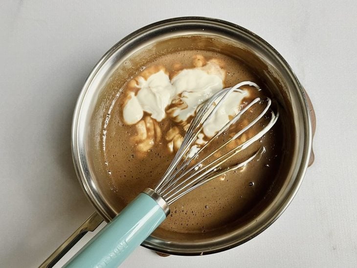 Creme de leite adicionado na panela.