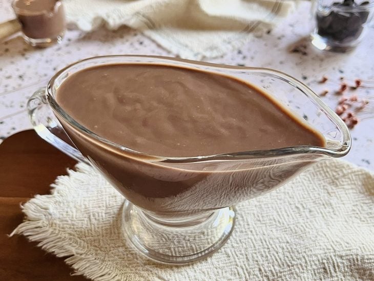 Cobertura de chocolate com leite pronta para ser utilizada.