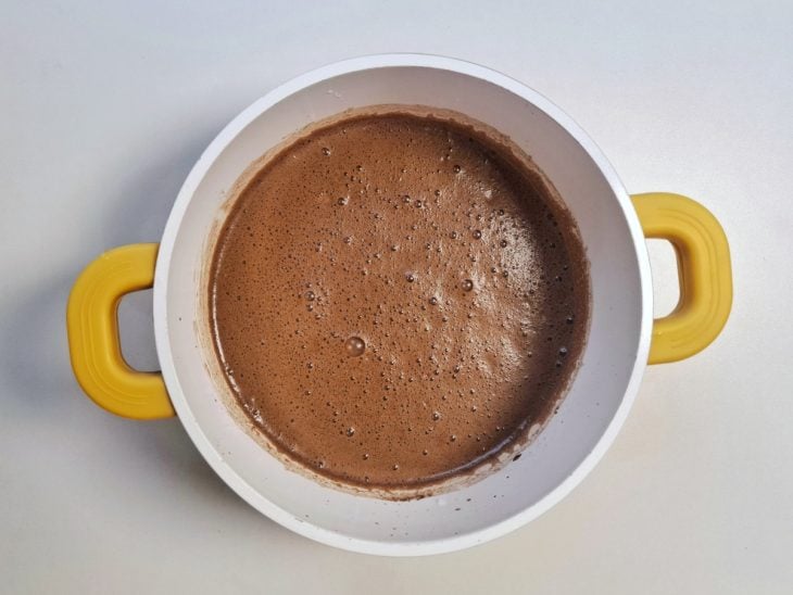 Água adicionada a panela.