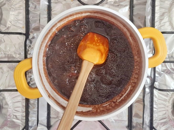 Mistura fervendo na panela.
