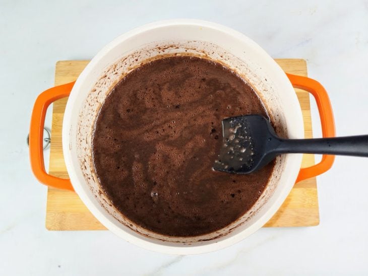 Todos os ingredientes misturados em uma panela em fogo médio.