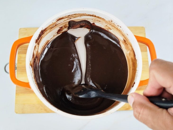 Cobertura de chocolate cremosa na panela.