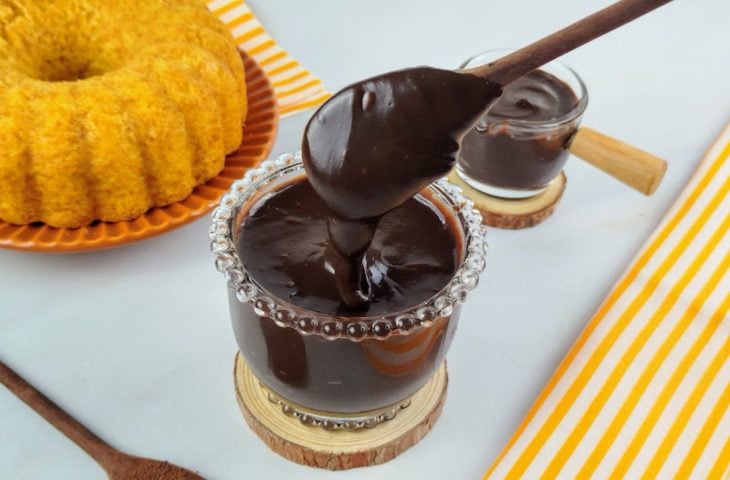 Cobertura de chocolate para bolo de cenoura