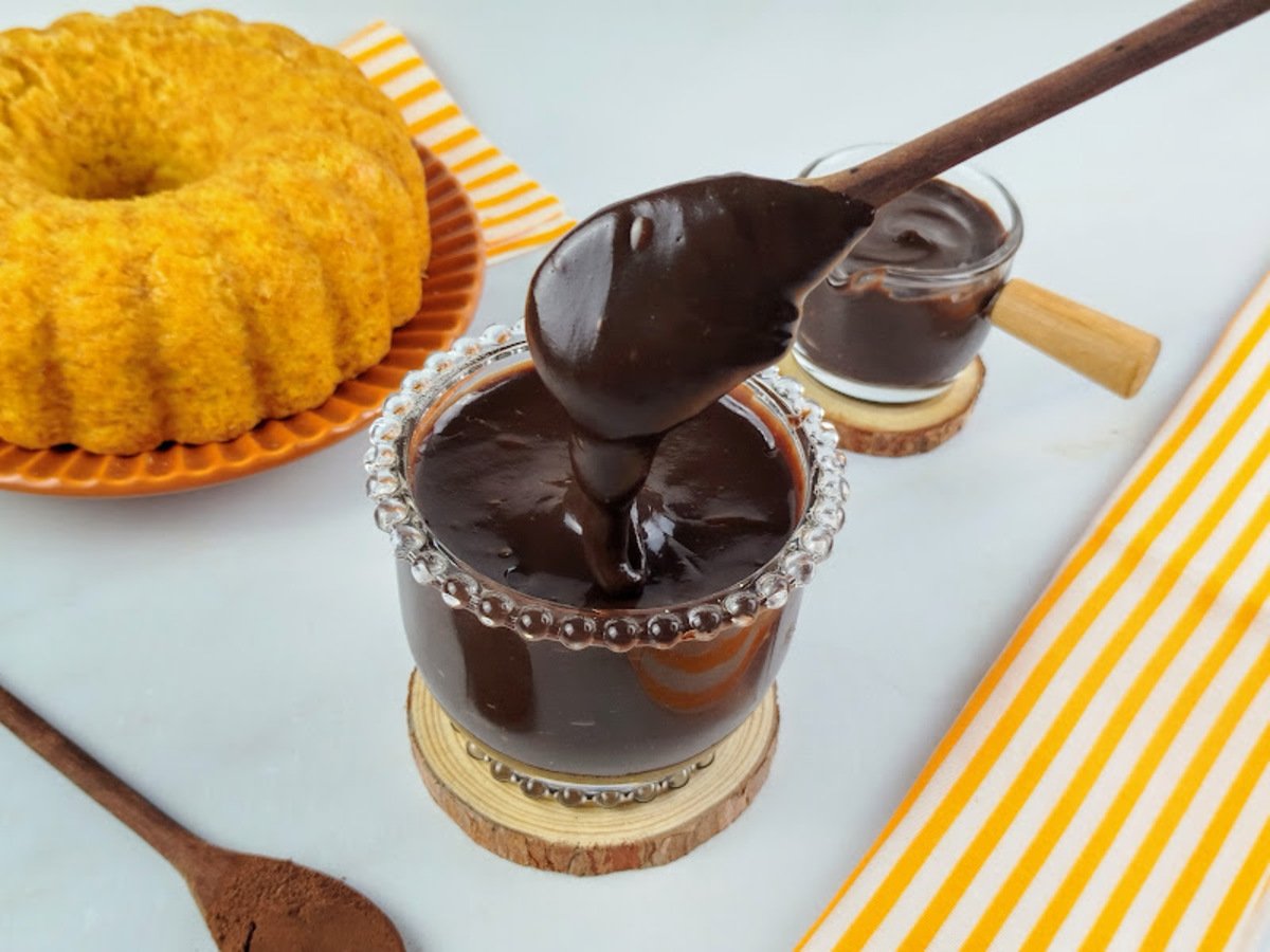 Cobertura de chocolate para bolo de cenoura