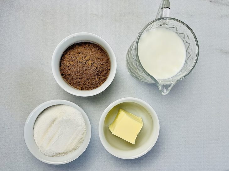 Ingredientes para a receita reunidos em uma bancada.