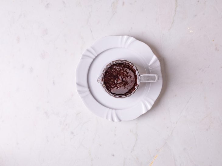 Cobertura de chocolate pronta para consumo.