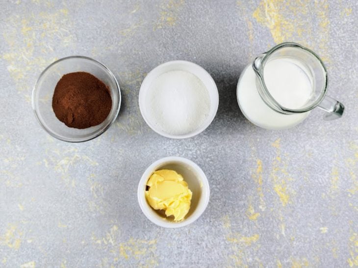 Ingredientes para a receita reunidos em uma superfície.