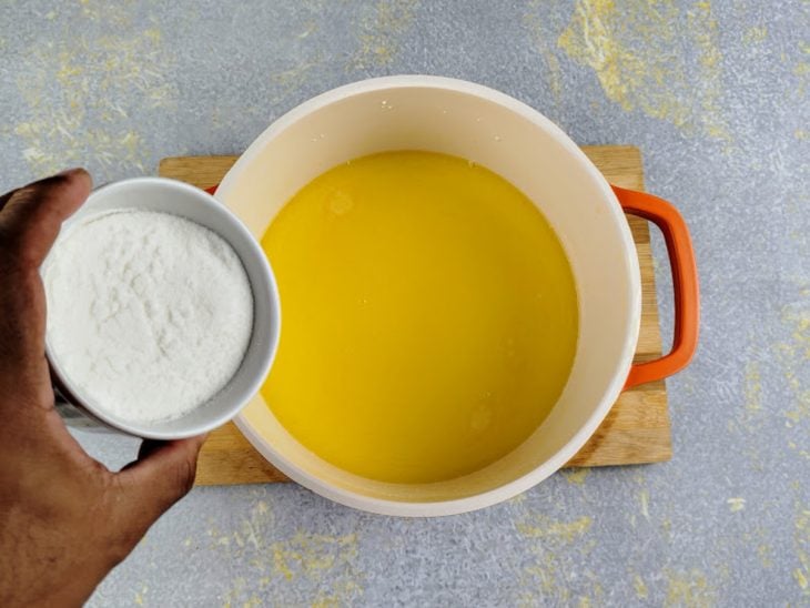 Açúcar em um recipiente redondo para ser despejado na panela.
