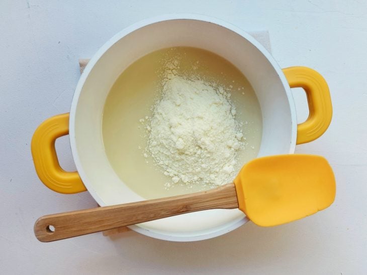 Uma panela com a mistura de leite condensado e leite em pó.