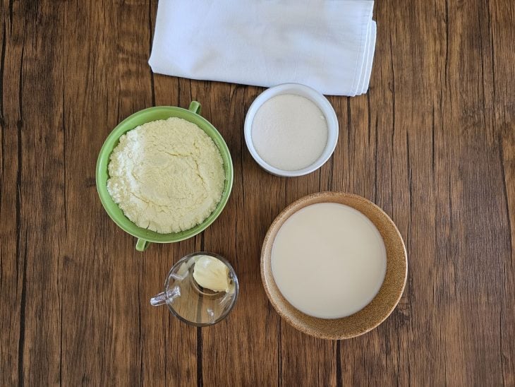 Uma bancada com os ingredientes separados.