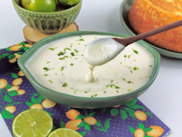Cobertura mousse de limão pronta para consumo.