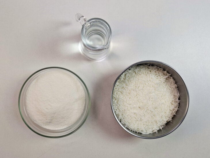Ingredientes da receita organizados sobre a bancada para iniciar o preparo.