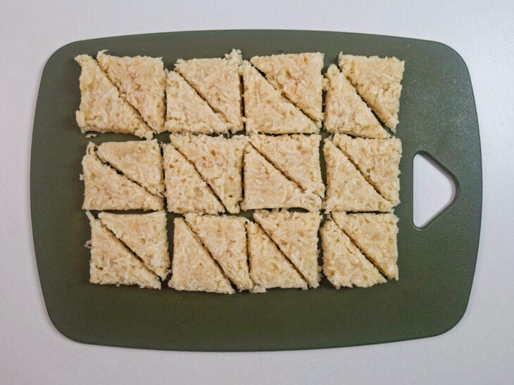 Cocada morna sendo cortada em pedaços.